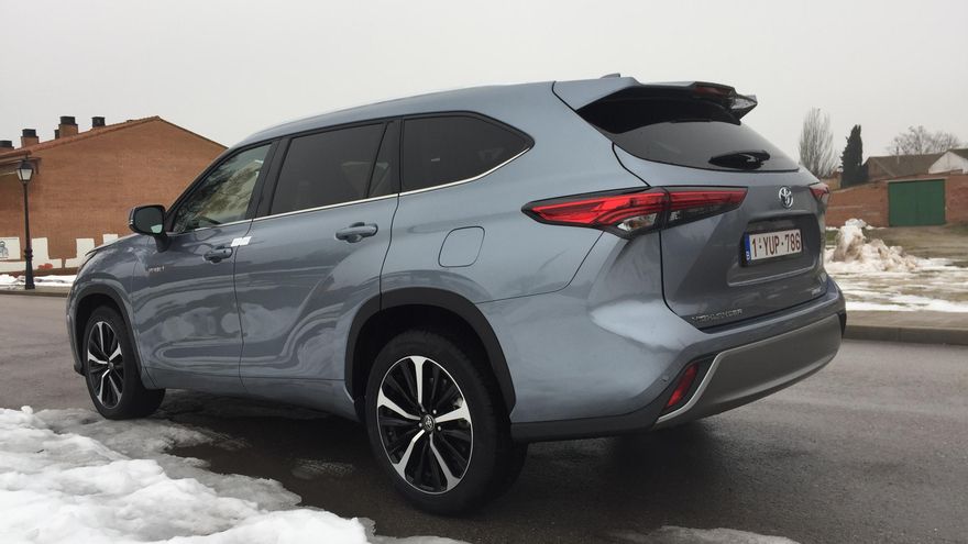 El Toyota Highlander mide 4,96 metros de largo y tiene 2,85 m de distancia entre ejes.