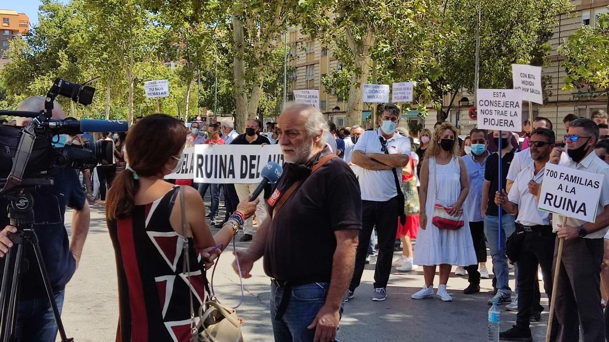 Protesta de los trabajadores del transporte escolar en la consejería de Educación