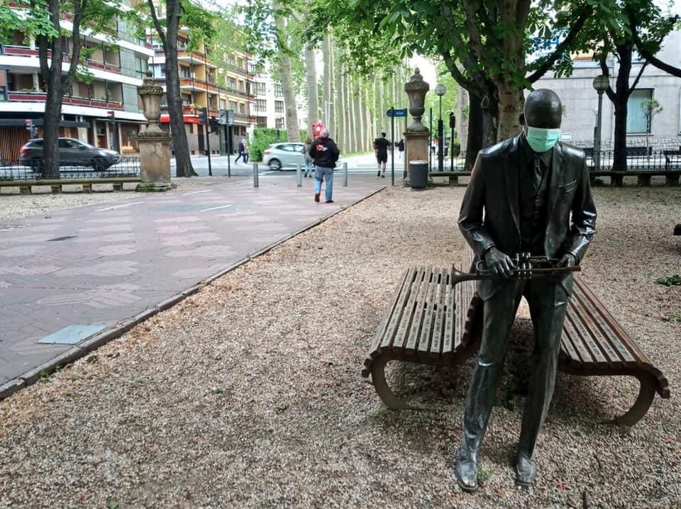 La escultura de Wynton Marsalis, con mascarilla