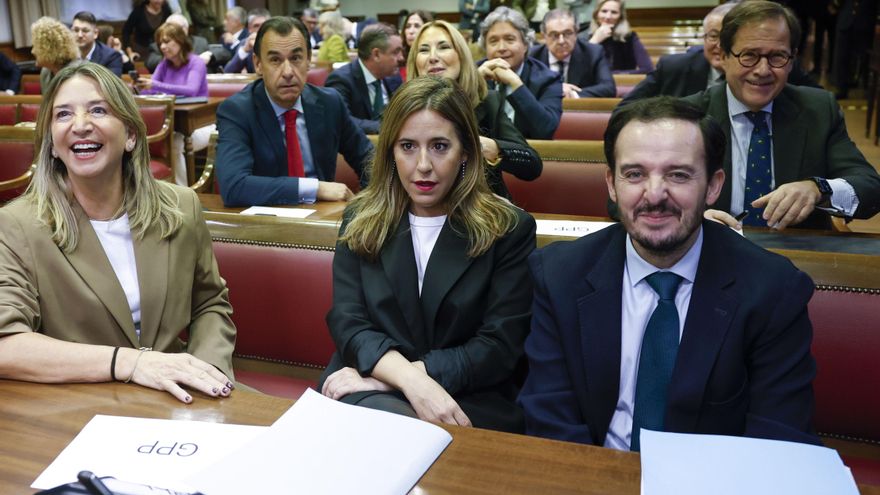 El senador del PP Alejo Joaquín Miranda de Larra junto a la portavoz del partido en el Senado, Alicia García, y la senadora María del Rocío Dívar, asisten a la comparecencia del presidente del Gobierno, Pedro Sánchez, ante la comisión de investigación del caso Koldo.