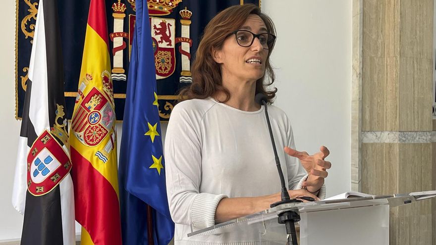 La ministra de Sanidad, Mónica García, atiende a los medios de comunicación .
