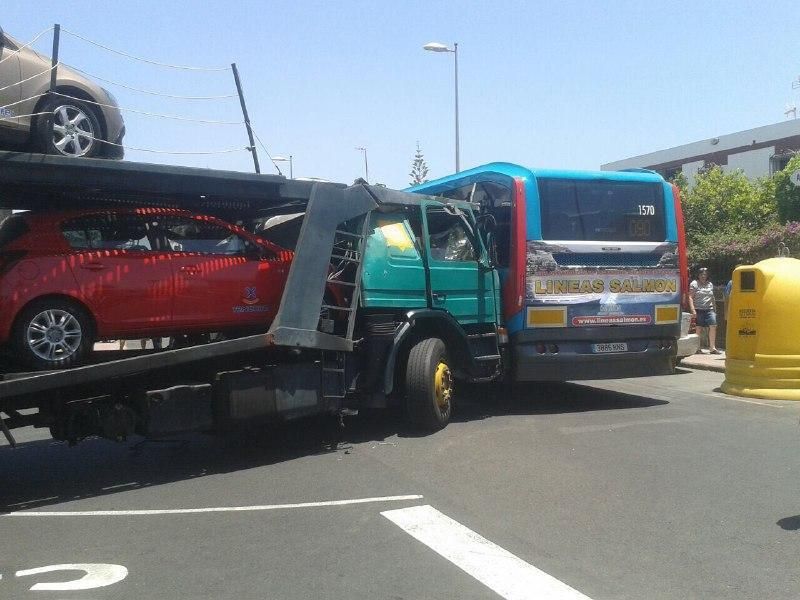 Choque entre un portacoches y una guagua en Playa del Inglés. (CANARIAS AHORA)