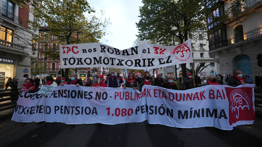 Un grupo de personas participa en Bilbao  con pancartas en una marcha de pensionistas para protestar por los “recortes” y decir “no” a la reforma de pensiones