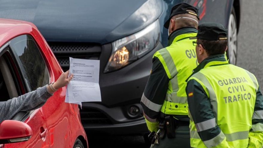 Dos agentes de la Guardia Civil en un control.