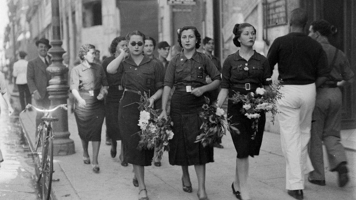 Integrantes de la Sección Femenina en la calle Larios de Málaga, en una fecha cercana a 1940.