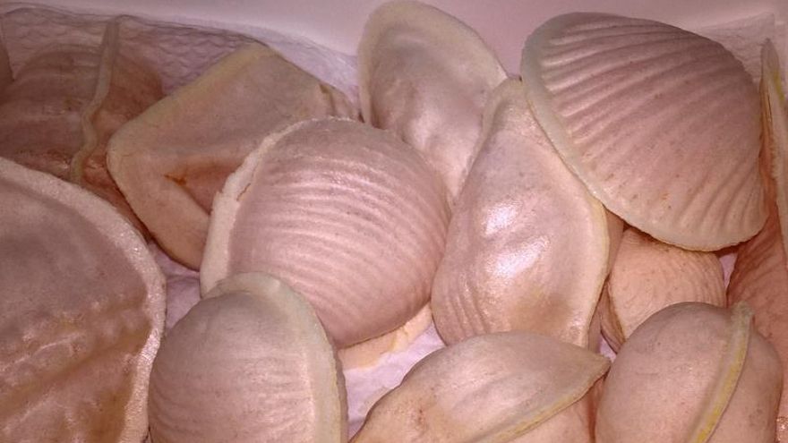 Los típicos "ovos moles" de la localidad lusa de Aveiro, similares a las yemas de santa teresa de Ávila (España), a la venta este miércoles en una tienda de Guarda (Portugal). Españoles y portugueses compartieron hoy mesa y mantel en la ciudad costera lusa de Figueira da Foz para poner en valor la gastronomía más tradicional de ambos lados de La Raya con un recetario conjunto.