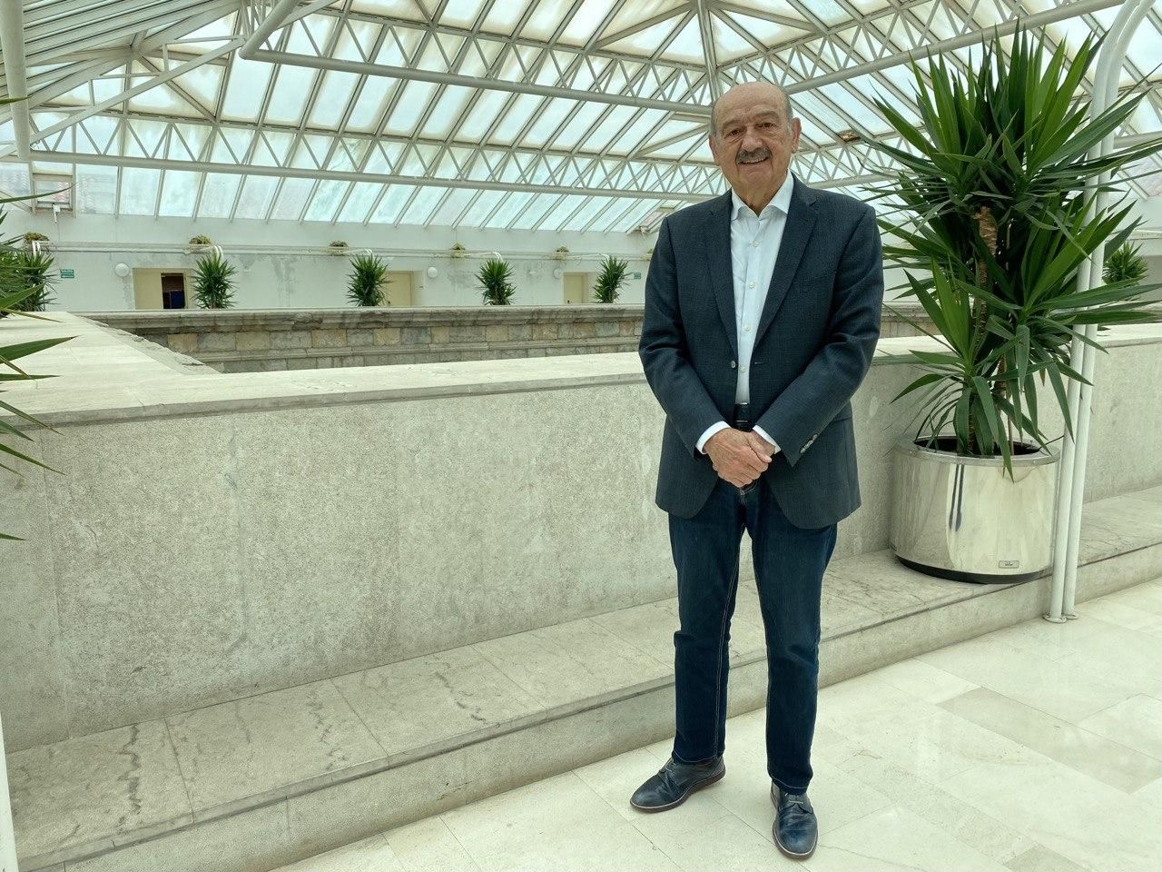 José María Mazón (PRC) posa tras la entrevista con elDiario.es.