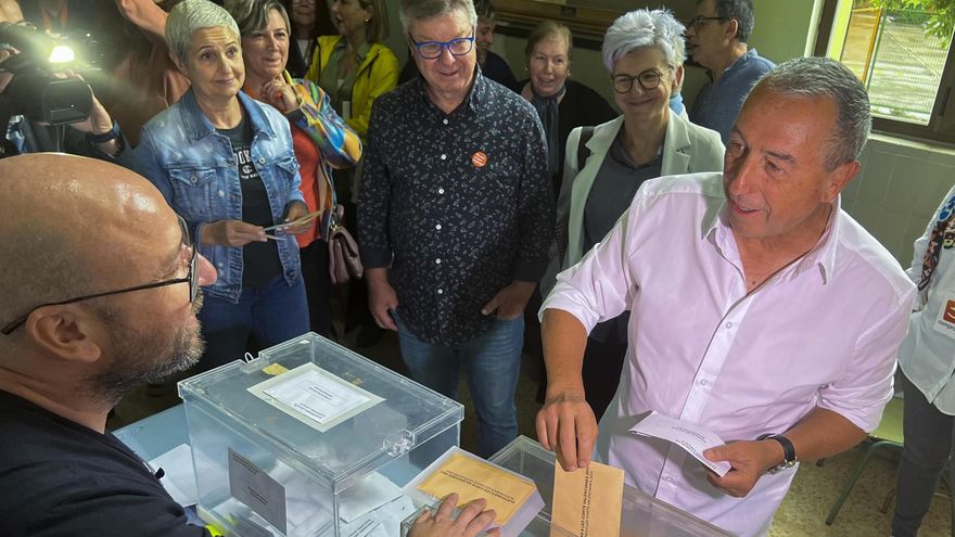 El candidato a la presidencia de la Generalitat Valenciana por Compromís, Joan Baldoví , ejerciendo su derecho al voto.