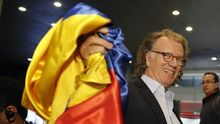 El violinista de Países Bajos André Rieu fue registrado al sonreír con una bandera colombiana en su mano derecha, tras arribar al Aeropuerto Internacional El Dorado, en Bogotá (Colombia). El director de orquesta holandés se presentará en la capital colombiana del 12 al 15 de septiembre.