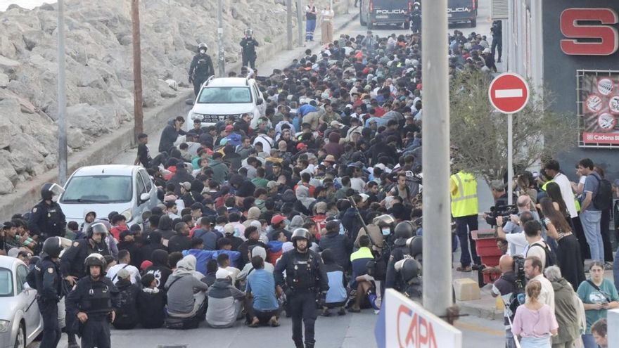 Traslado de migrantes asentados en la playa de Benítez, este viernes. Las autoridades han iniciado a primera hora de este viernes el traslado de los migrantes asentados en las playas de Benítez y el Trampolín de Ceuta hasta el campamento temporal habilitado en el puerto de la ciudad, con capacidad para unas 1.700 personas. Un amplio dispositivo policial se ha desplegado en torno a las 7:15 de la mañana en ambos asentamientos, donde permanecen adultos y menores desde la entrada masiva registrada el pasado 30 de julio. EFE/Reduan