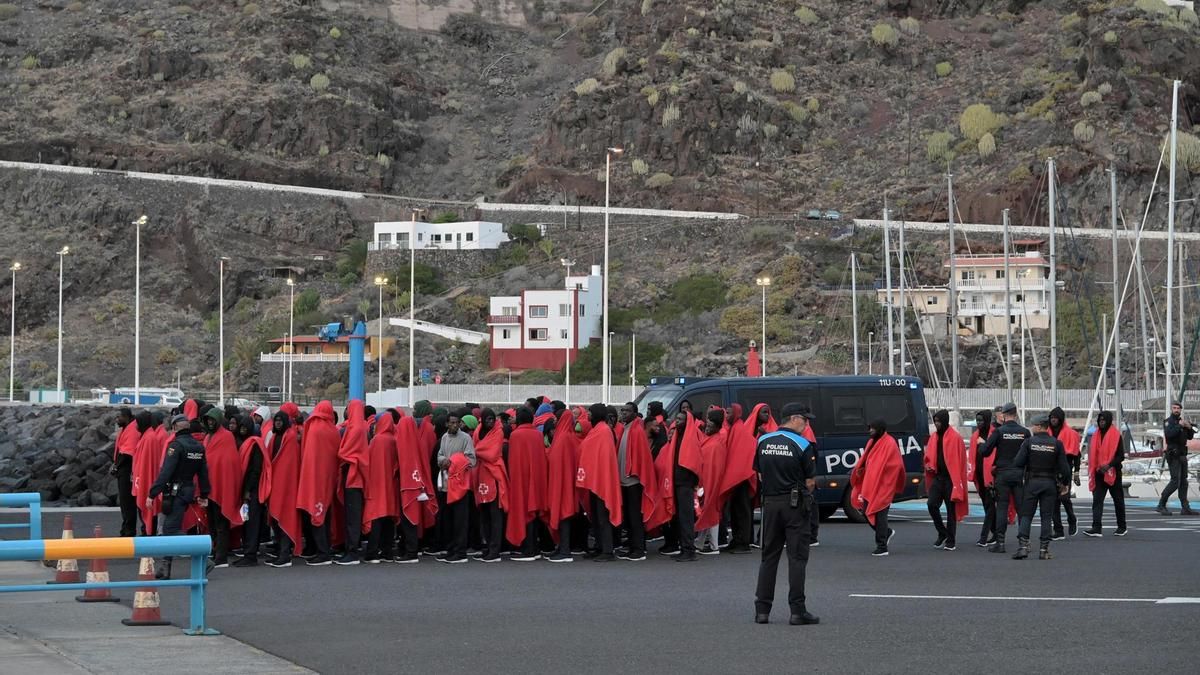Trasladadas a Gran Canaria 471 personas llegadas en la última semana en cayuco a El Hierro