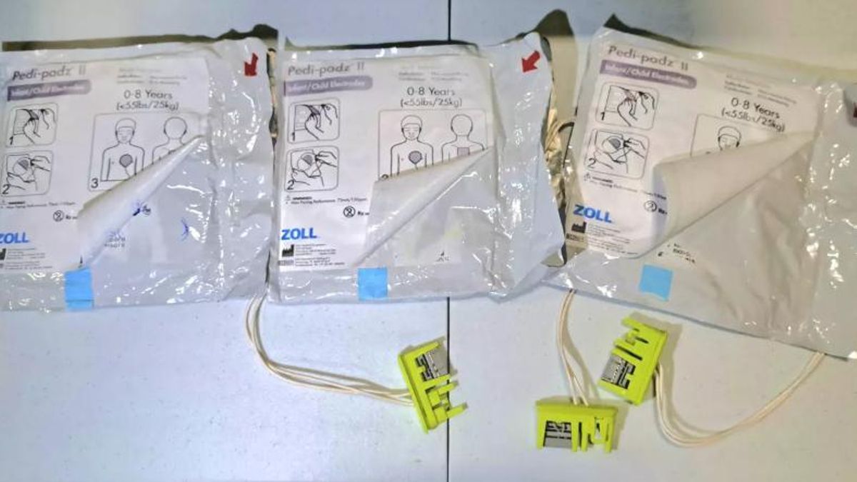 Parches desfibriladores de uso pediátrico presuntamente falsificados.