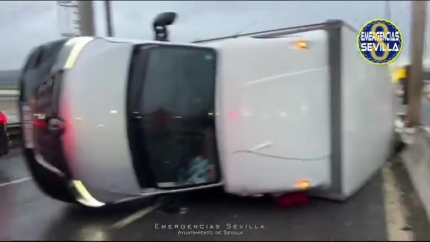Camión volcado en el Puente del Centenario de Sevilla