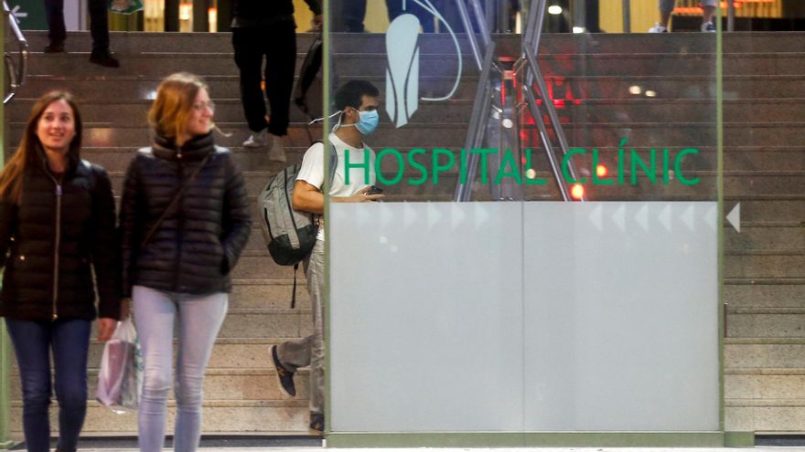 Vista de la entrada principal del Hospital Clínic en Barcelona. EFE/Quique García/Archivo