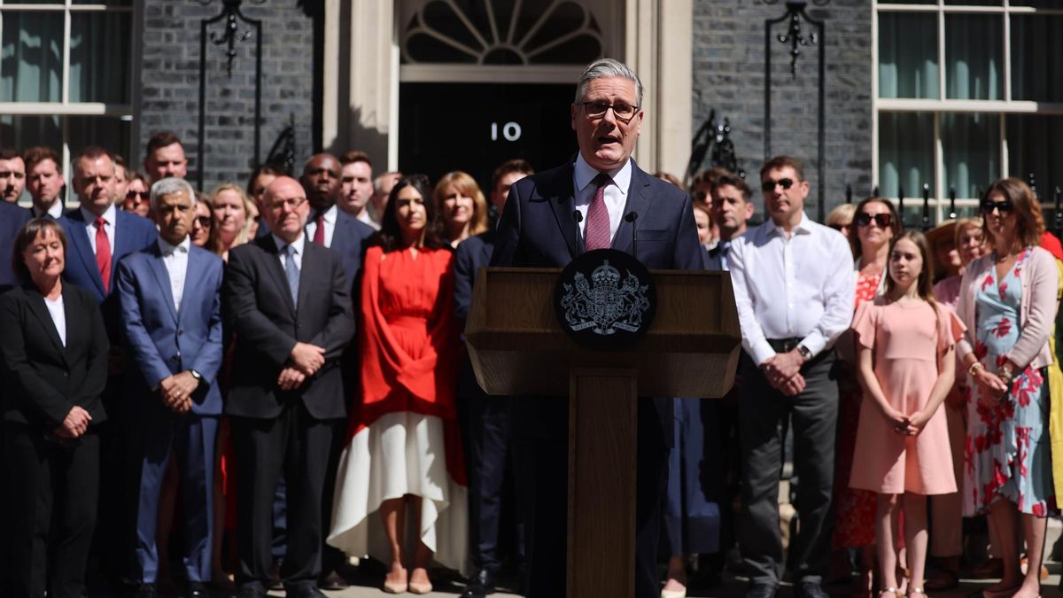 Keir Starmer despidiéndose como primer ministro del Reino Unido en Downing Street este lunes, en Londres.