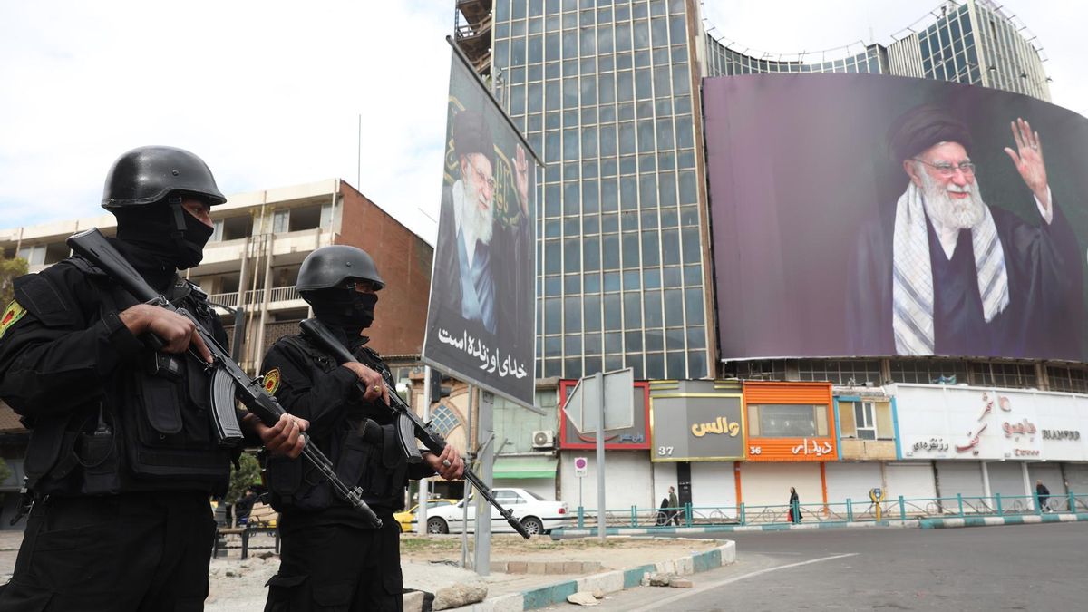 Fuerzas de seguridad iraníes junto a un cartel en honor al líder supremo Ali Jamenei, asesinado por los bombardeos de EEUU e Israel. EFE/EPA/ABEDIN TAHERKENAREH
