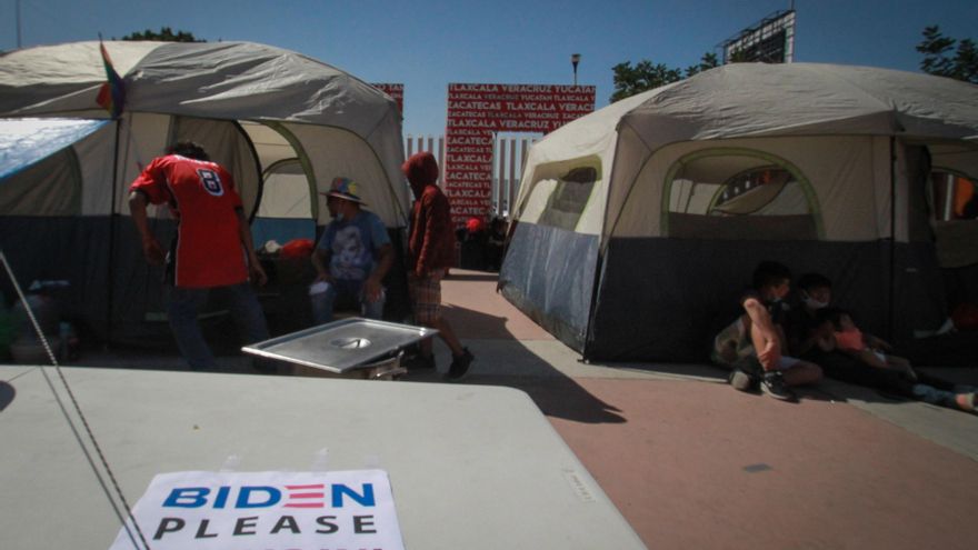 Migrantes varados en la frontera mexicana cruzan a EE.UU. desde tres ciudades