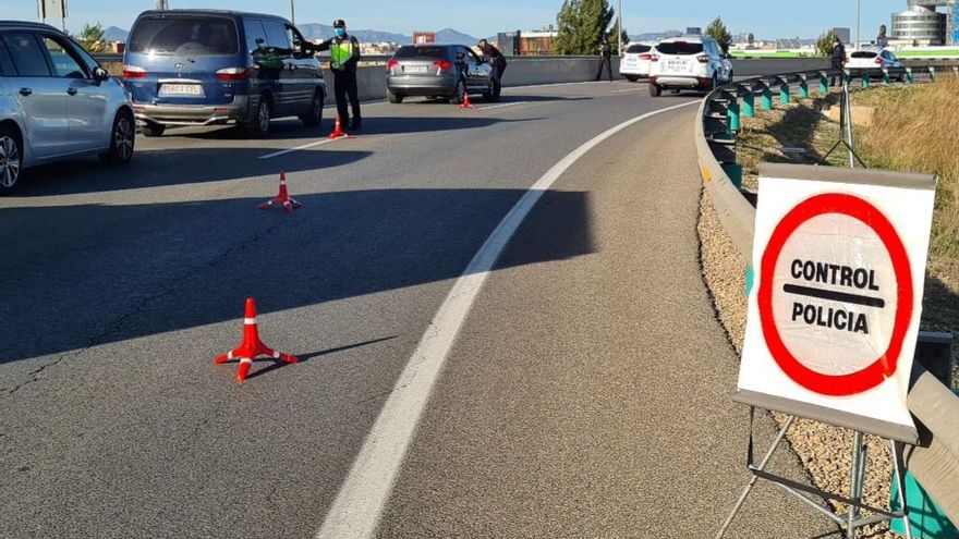 Un control de la Policía Nacional para vigilar el cierre perimetral de València.