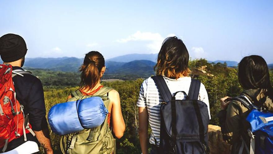 El Gobierno anuncia el programa 'Verano Joven 2025' con descuentos para viajar en tren y autobús
