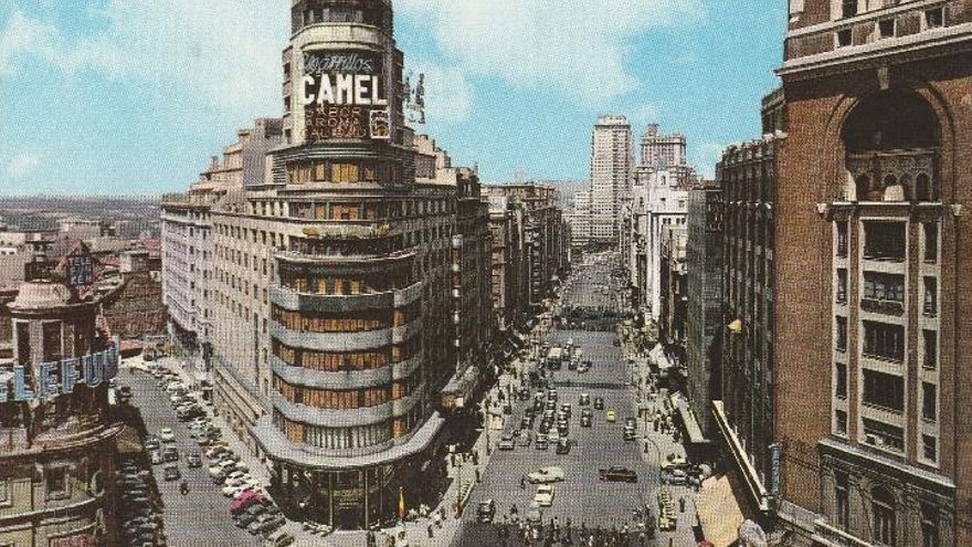 Postal de esta típica estampa madrileña cuando la publicidad de Camel presidía el Carrión en los años sesenta.