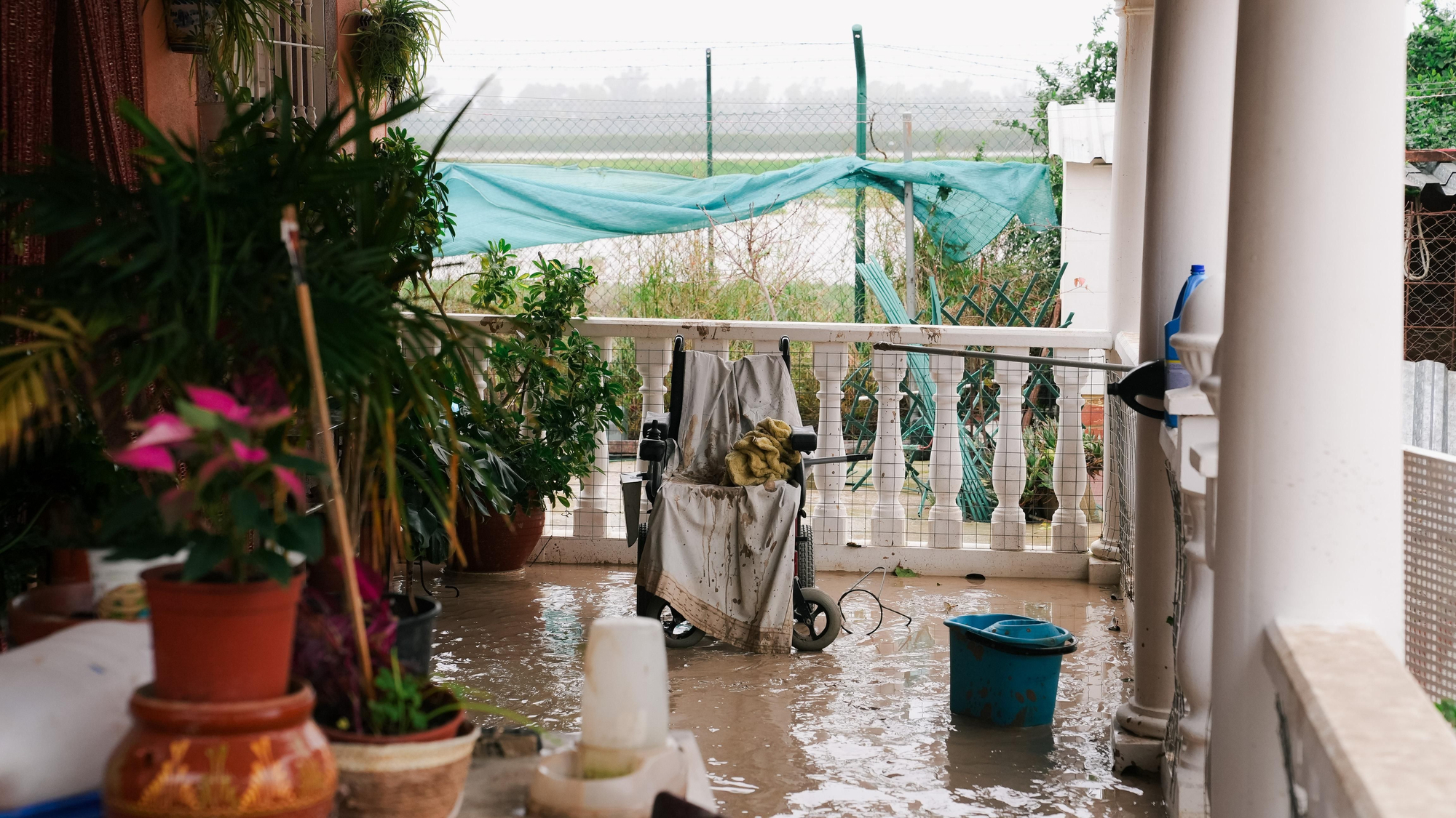 El lodo y el barro, dentro de las parcelas de las calles Perdiz y La Tórtola