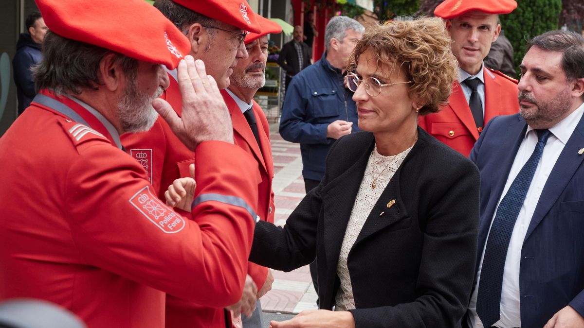 La presidenta del Gobierno de Navarra, María Chivite, y el presidente del Parlamento foral, Unai Hualde, saludan a mandos de la Policía Foral en presencia del jefe del cuerpo, Iván Ortueta, antes de saludar a las familias de los cinco agentes fallecidos.