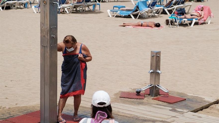 Primer día con mascarilla en la playa. EFE/Carlos de Saá