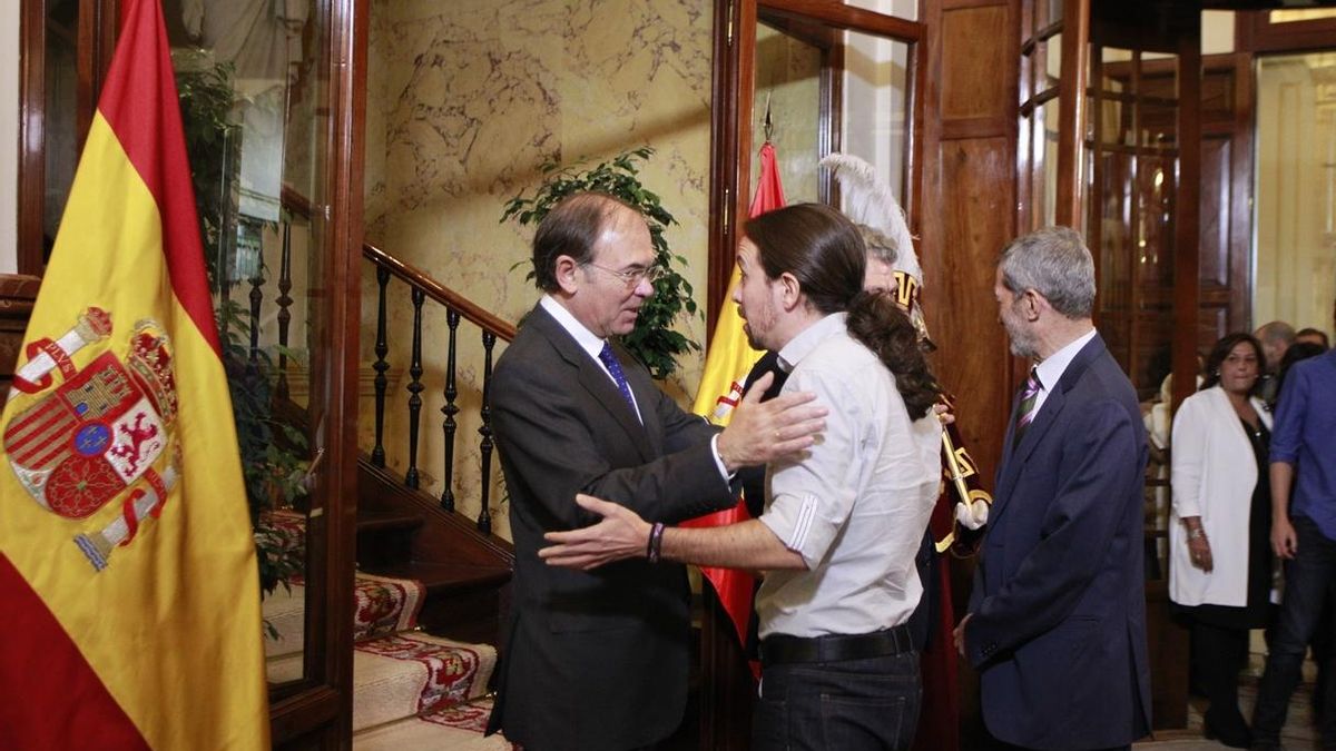 Pablo Iglesias charla con el presidente del Senado en la recepción oficial del Día de la Constitución en el Congreso