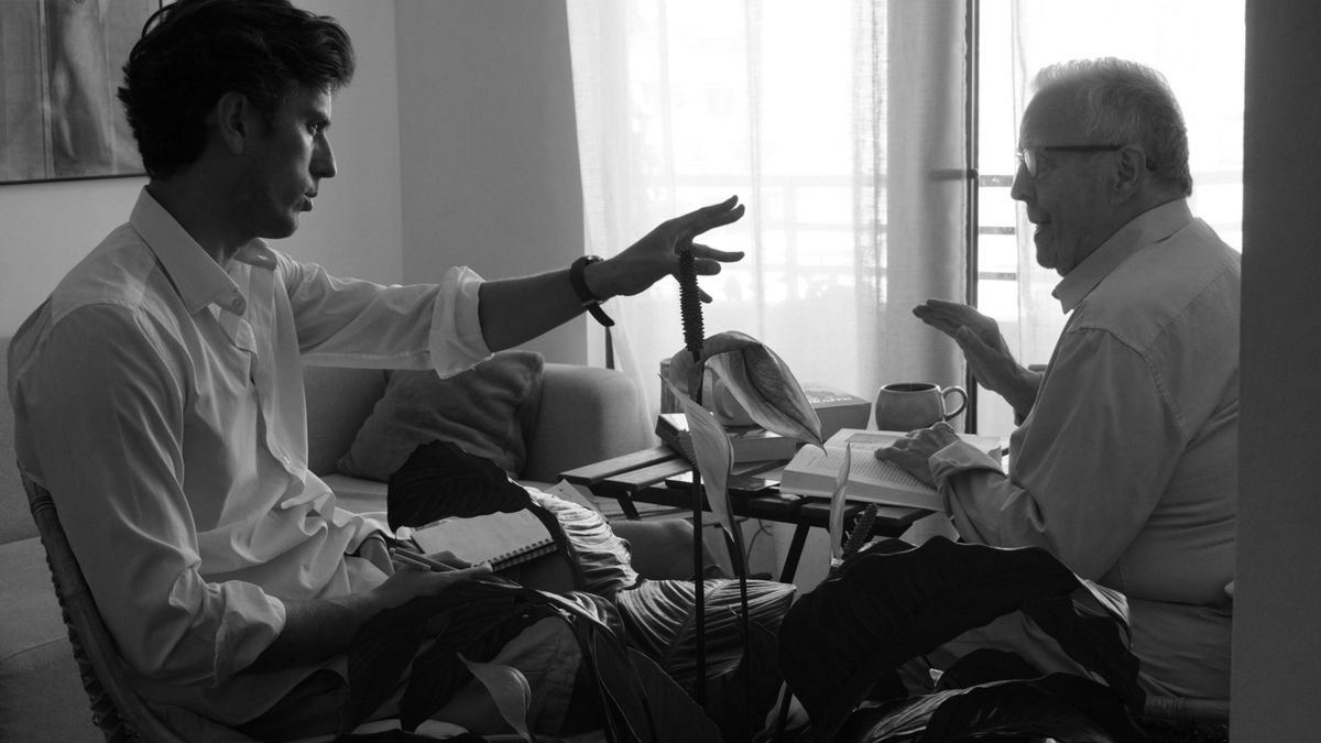 El médico explica su estancia en París y la influencia del Estructuralismo en su historial de vida.
