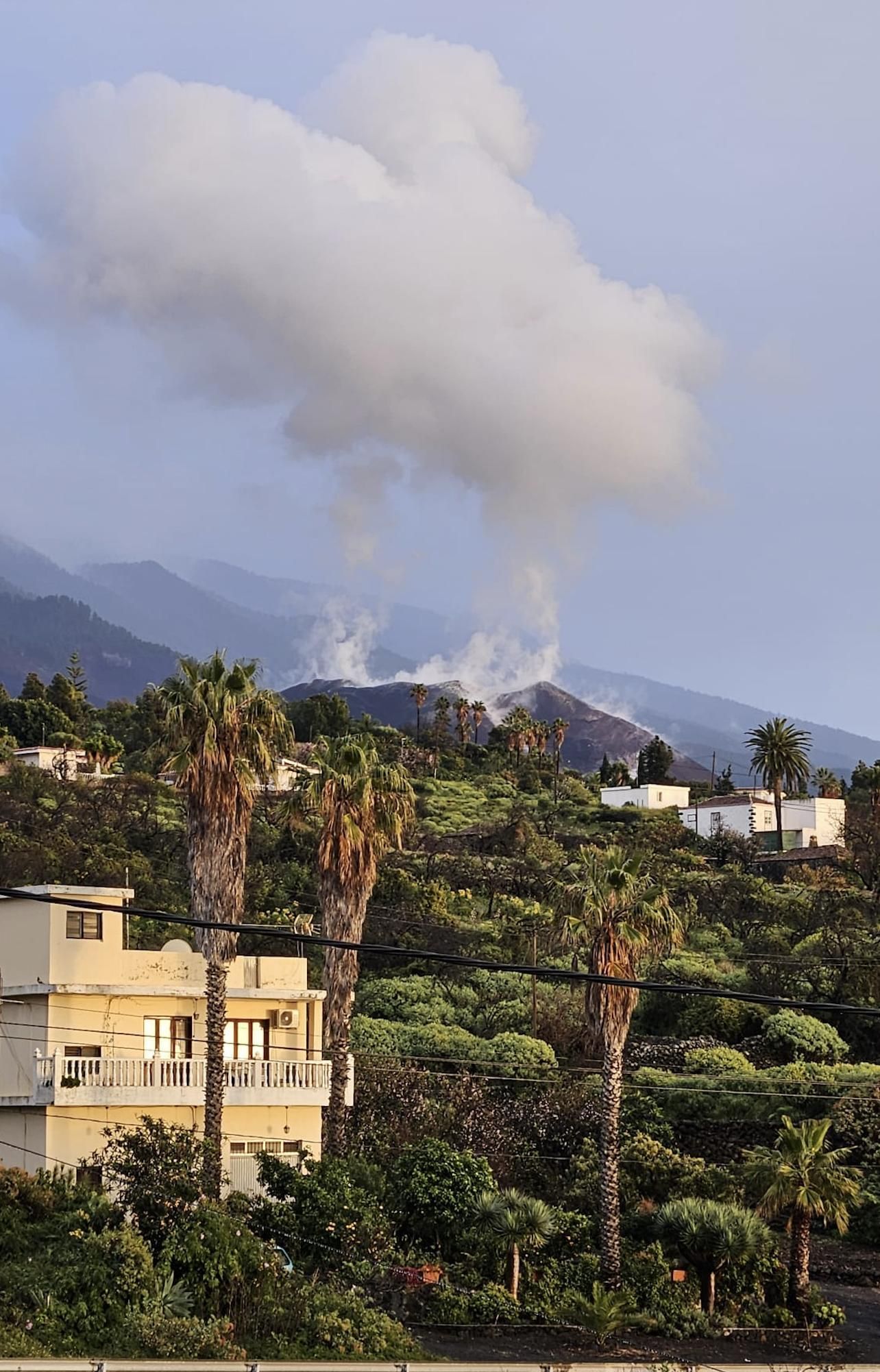 Una nube sobre el volcán Tajogaite, este domingo.