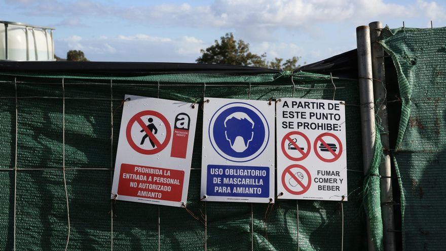 Carteles de peligro junto a las obras de una nueva rotonda en Santa Brígida