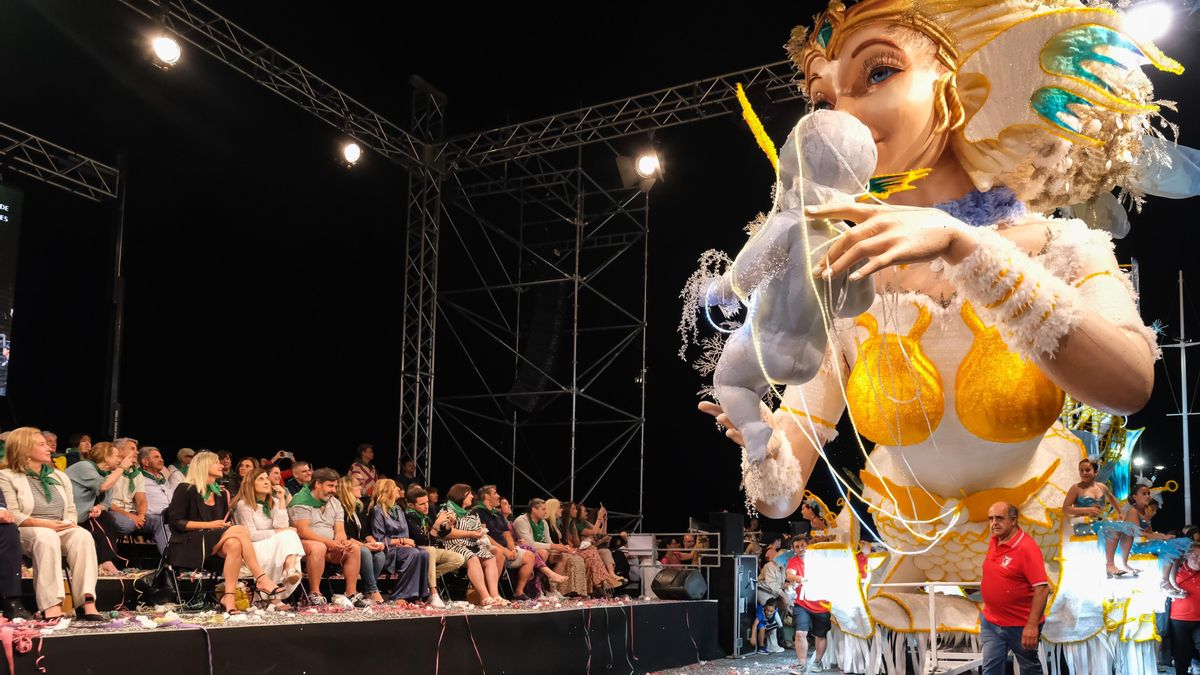 Desfile de carrozas de la 75ª edición del Coso Blanco de Castro