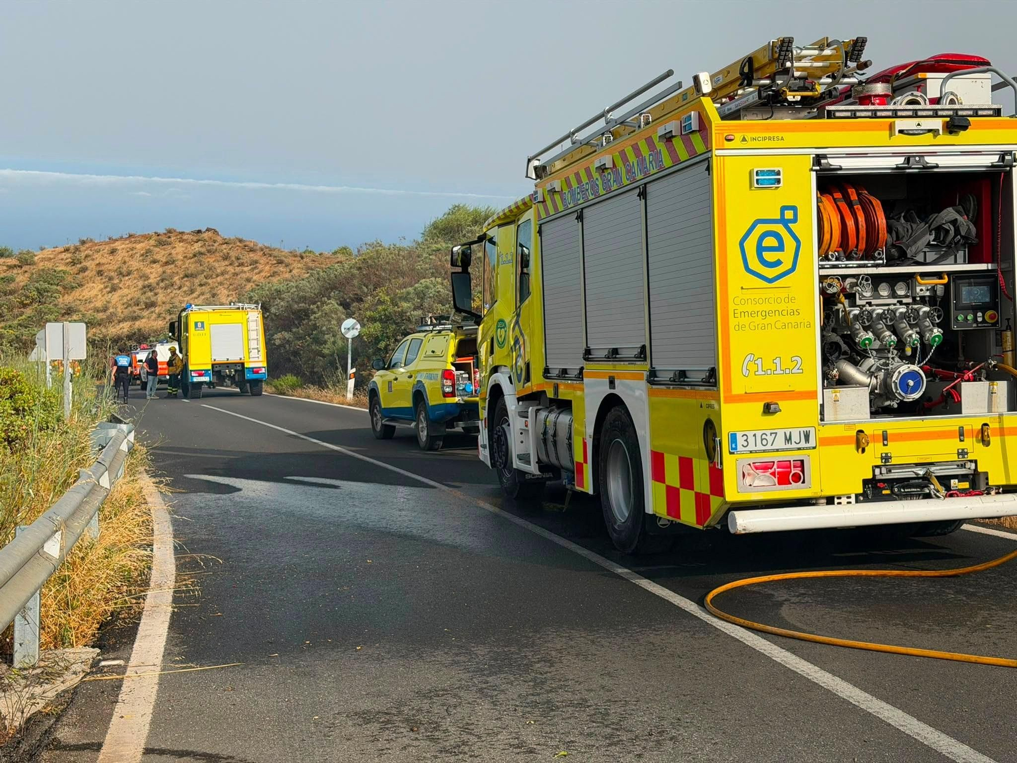 Bomberos del Consorcio de Emergencias de Gran Canaria intervienen en el operativo.