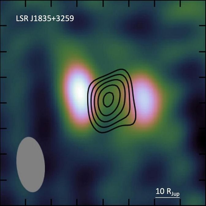 Imágenes de radio reconstruidas de LSR J1835+3259 utilizando la Red Europea VLBI. Las dos manchas corresponden al cinturón de radiación en forma de donut visto de canto. El contorno representa la potente luz polarizada que se origina en la aurora, cerca de la superficie de la enana marrón, situada a medio camino entre las componentes de radio del cinturón de radiación.