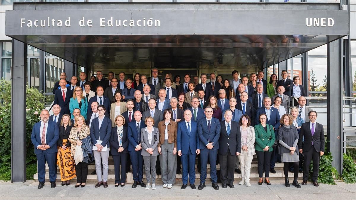 Foto de familia de la ministra Morant, en primera fila en el centro, con los rectores de las universidades españolas.