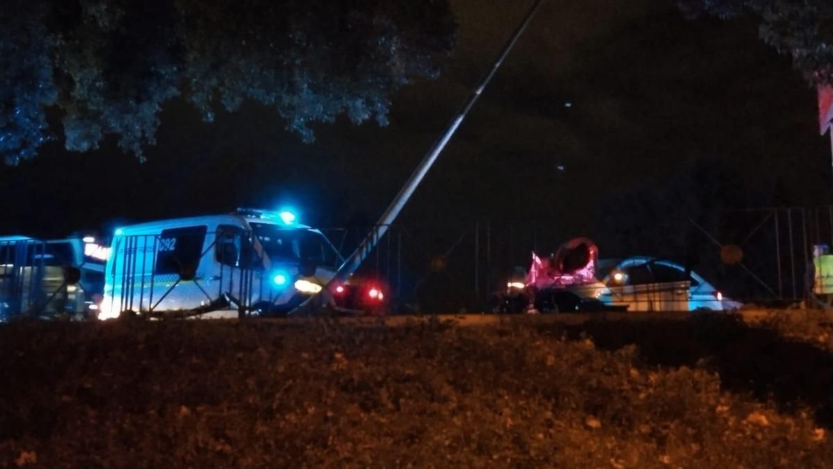 Un herido tras estrellarse un coche contra un poste cerca del puente de San Rafael