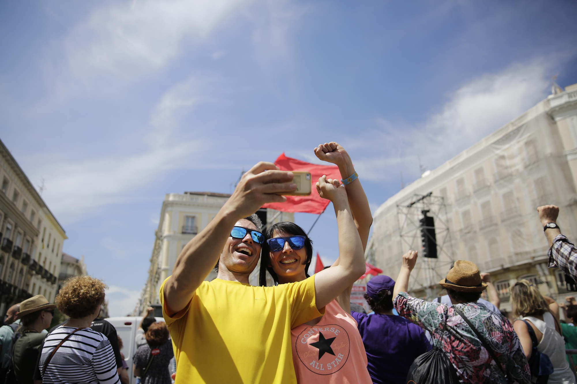 Dos participantes de la manifestación del Primero de Mayo en Madrid se hacen una foto.