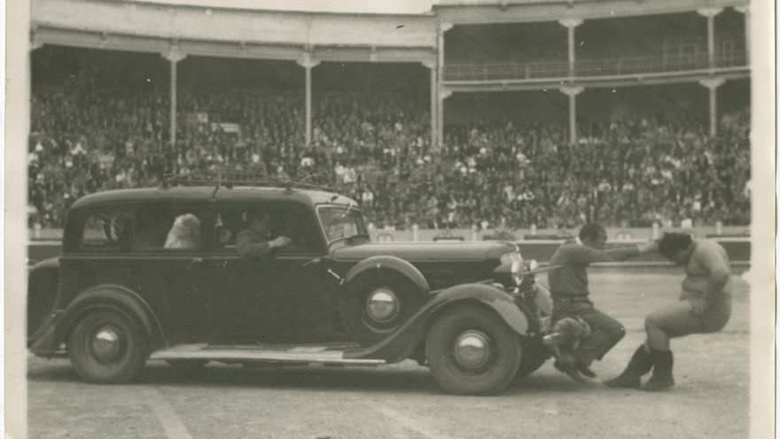 Un forzudo arrastra un coche en la plaza de toros