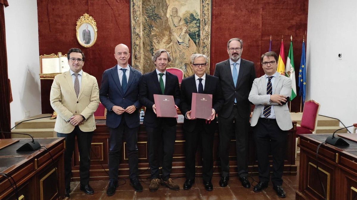 El presidente de la Diputación, Salvador Fuentes (tercero por la dcha.), y el director del Imibic, Pablo Pérez (cuarto), en la firma del acuerdo.