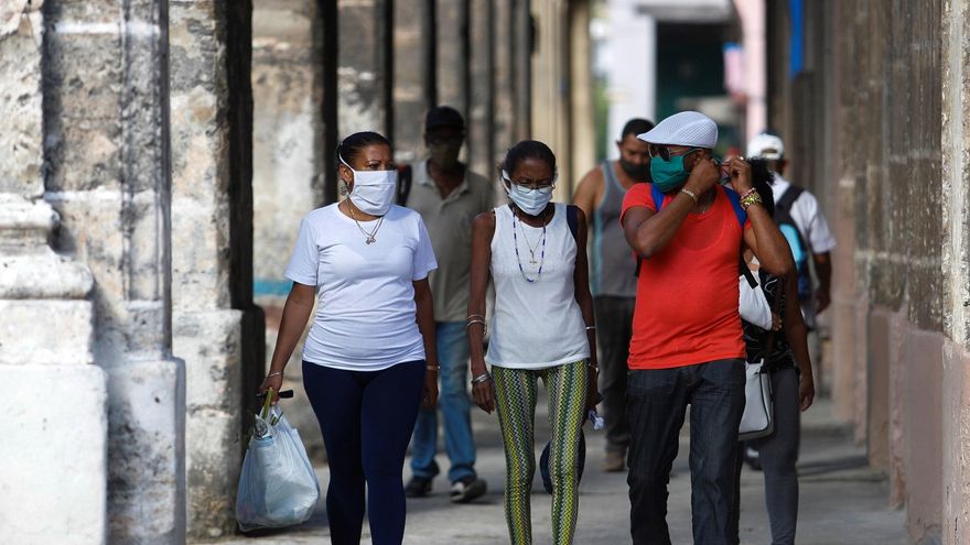 Varias personas caminan por uno de los soportales de la Habana Vieja (Cuba), en una fotografía de archivo. EFE/Yander Zamora