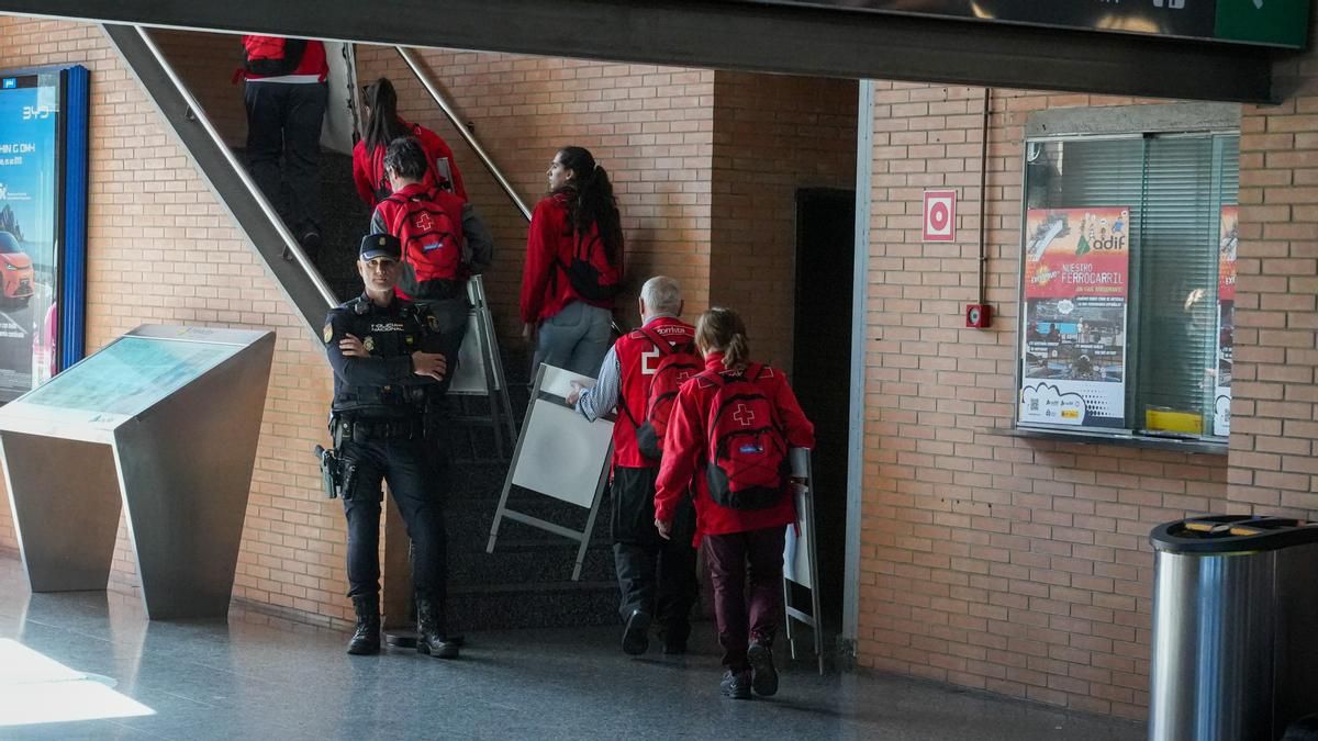 Personal de Cruz Roja en la estación de Córdoba