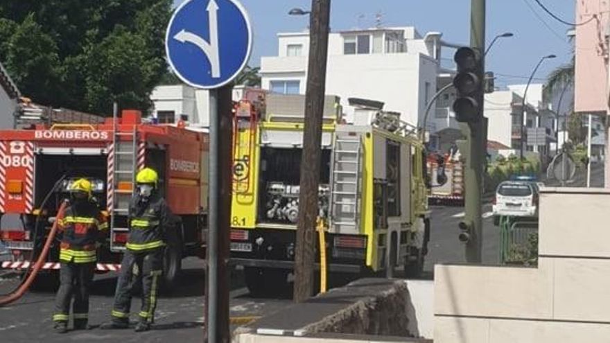 Los bomberos vacían los tanques de una gasolinera próxima a la erupción.