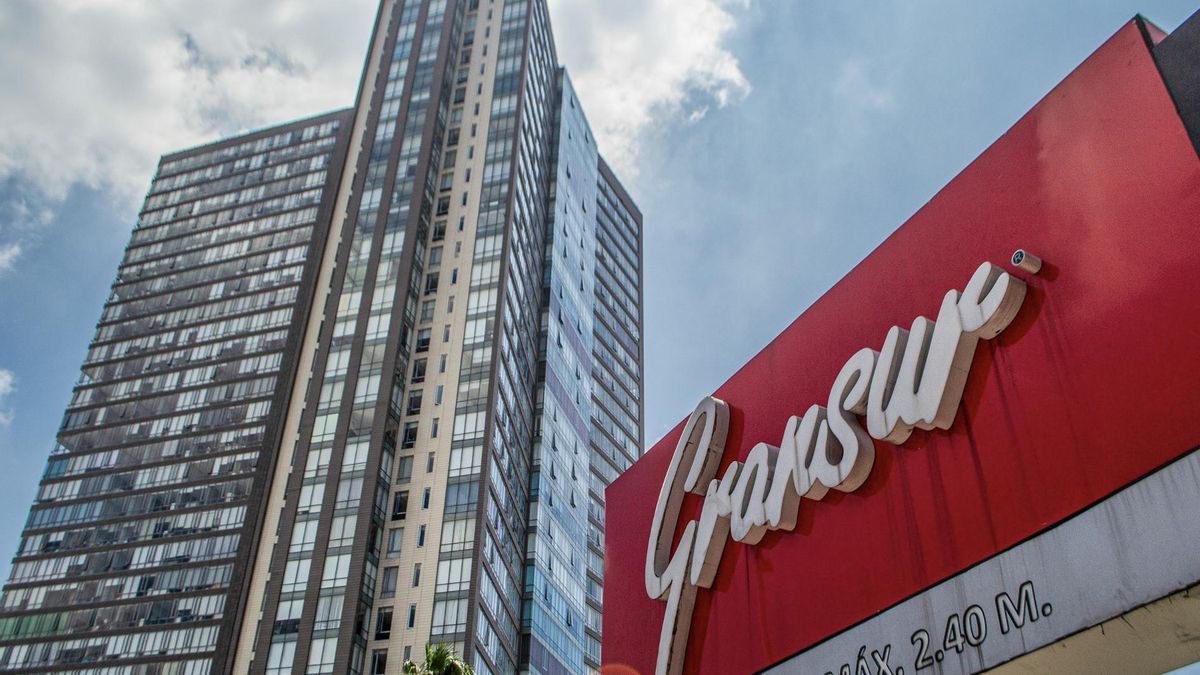 Un moderno edificio de apartamentos junto al centro comercial Gran Sur. Las personas que viven en las inmediaciones del Azteca afirman que sus suministros de agua disminuyen cuando se construyen centros comerciales y complejos de apartamentos en las cercanías (Imagen: Axel Hernández)