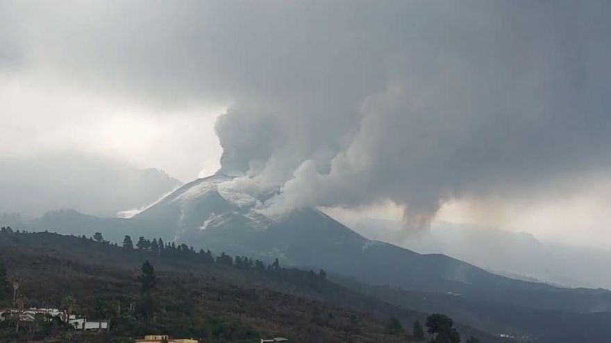 Los científicos dicen que la energía del volcán sigue descendiendo, pero la erupción no acabará a corto plazo
