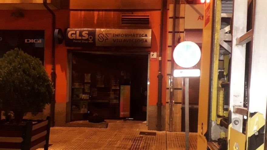 Un incendio obliga a confinar once viviendas y a evacuar otras dos en Villaviciosa