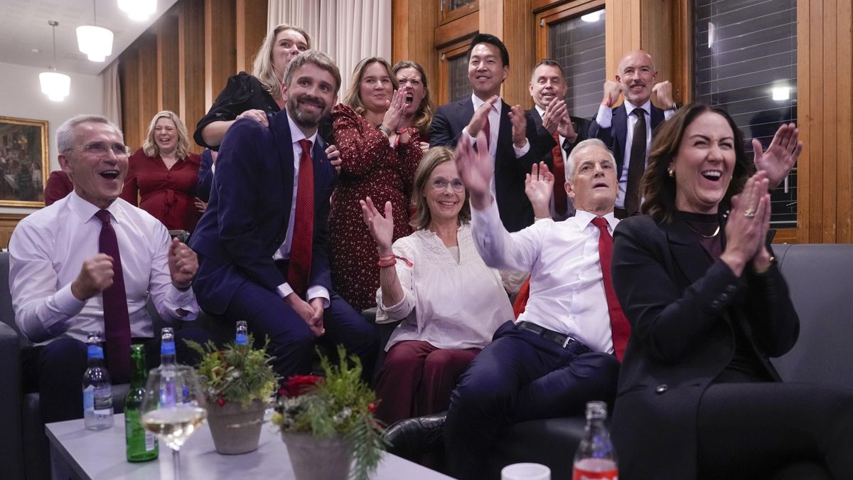 El primer ministro de Noruega, Jonas Gahr Store, y su mujer, Marit Slagsvold, durante las elecciones generales este lunes, en Oslo.