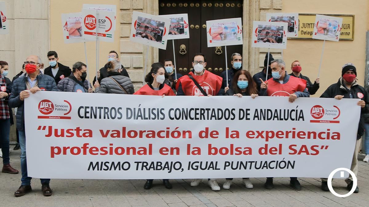 Los trabajadores de centros de diálisis concertados piden a la Junta que valore su experiencia