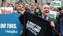 Alex Salmond con miembros de las bandas Franz Ferdinand, Frightened Rabbit y Mogwai que apoyan el sí.