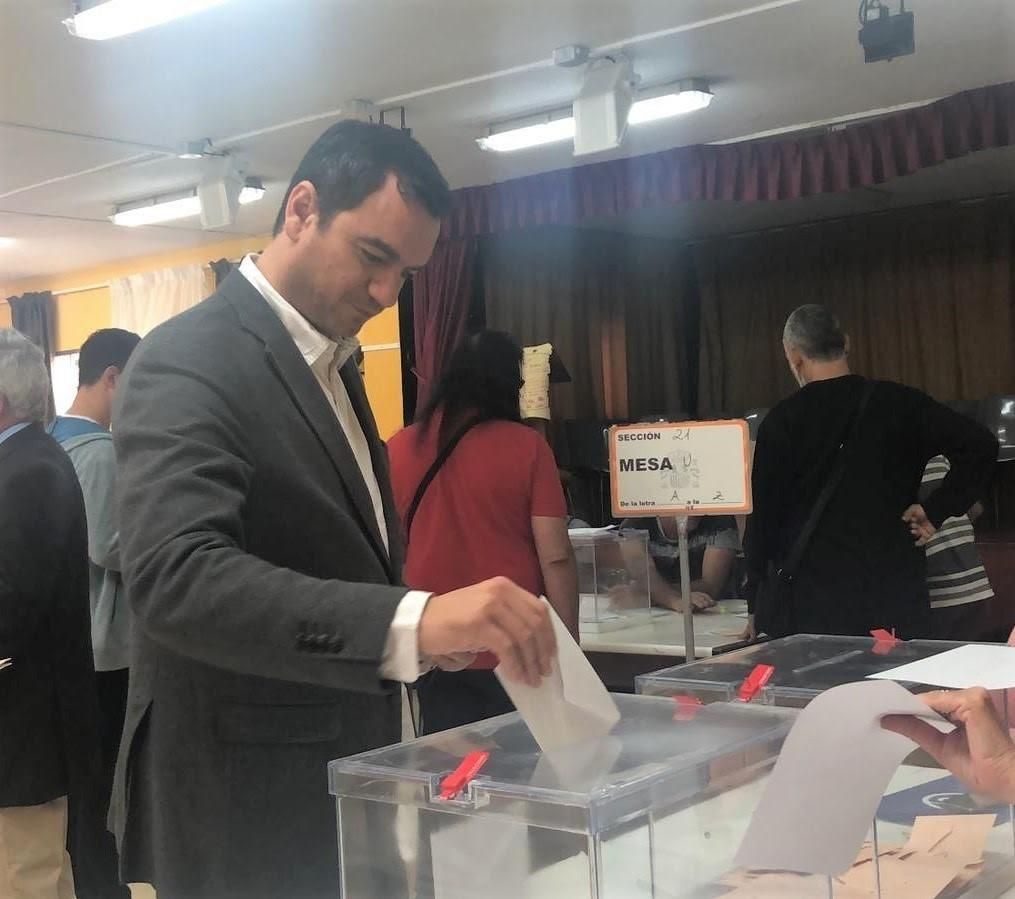 Saúl Ramírez (Ciudadanos) en el colegio en el que ha votado esta mañana.