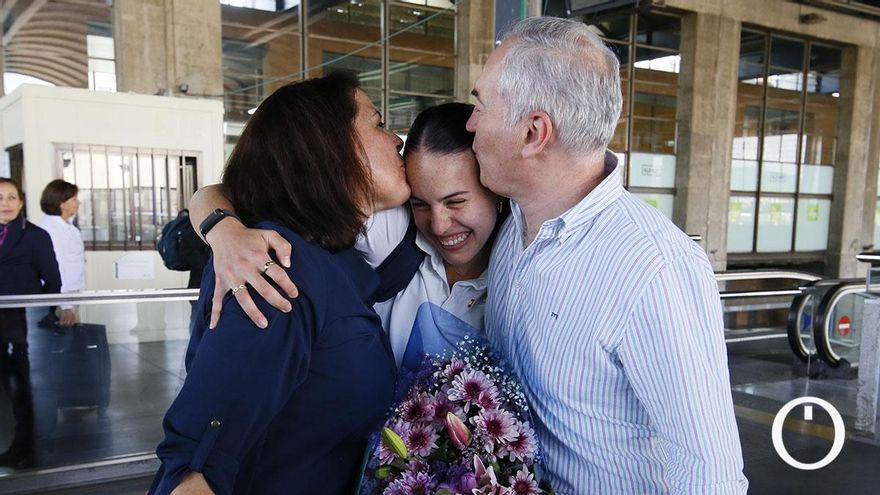 Sonrisas, abrazos y una plaza olímpica: Carmen Avilés ya está en Córdoba